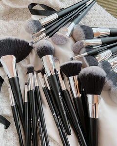Professional Makeup Brush Set 32Pcs Makeup Brushes Premium Synthetic Kabuki Foundation Blending Brush Face Powder Blush Concealers Eye Shadows